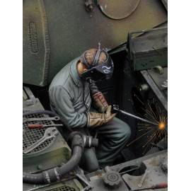 man using electric welder n°1