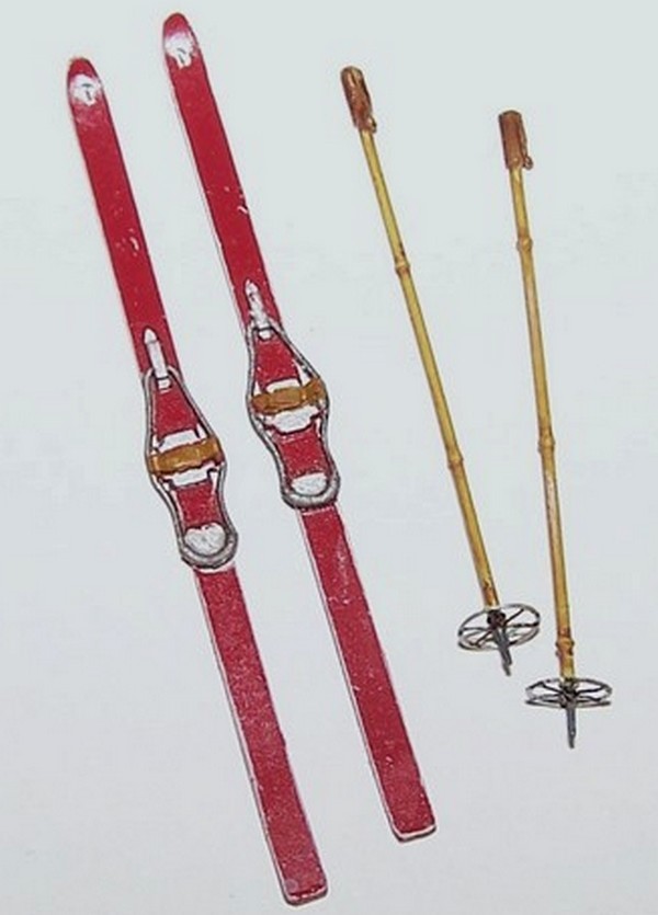 PAIRE DE SKIS ET BATONS (années 30-50)