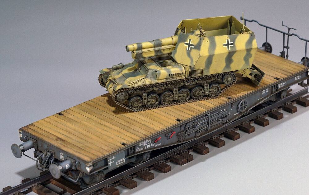 15 cm sFH 13/1 (Sf)auf Gw Lrs.(f )Sd.Kfz.135/1 with German 50 Ton Type SSy45 Flatcar Schwerer Platformwagen – Image 2