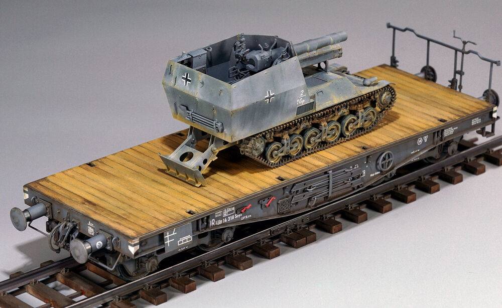 15 cm sFH 13/1 (Sf)auf Gw Lrs.(f )Sd.Kfz.135/1 with German 50 Ton Type SSy45 Flatcar Schwerer Platformwagen – Image 3