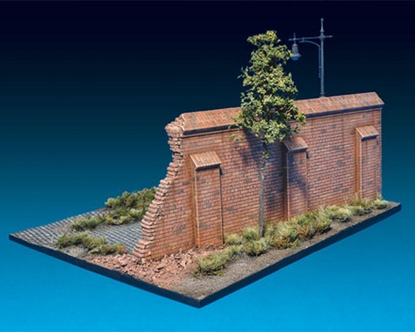 DIORAMA w/BRICK WALL – Image 3
