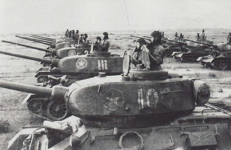 T-34/85M With NVA Sapper Team Figure Set – Image 2