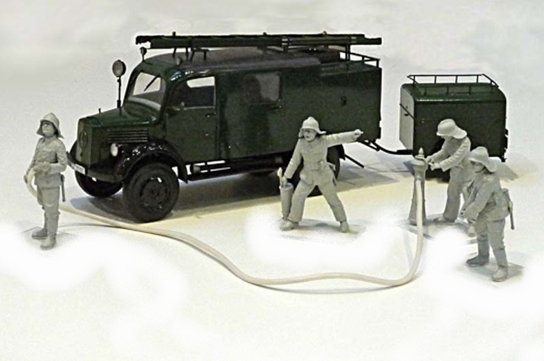 L1500S LLG Fire Truck with German Firemen – Image 2