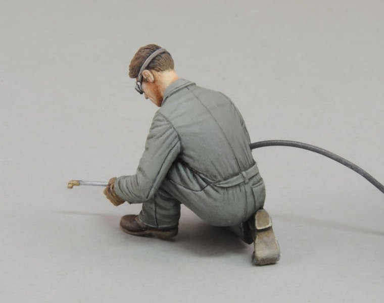 man using electric welder n°2 – Image 4