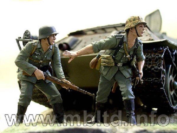 German Signals Personnel – Image 3