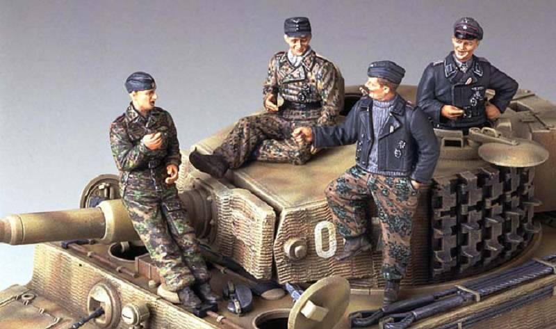 German Tiger I Late Version - w/Ace Commander & Crew Set – Image 2