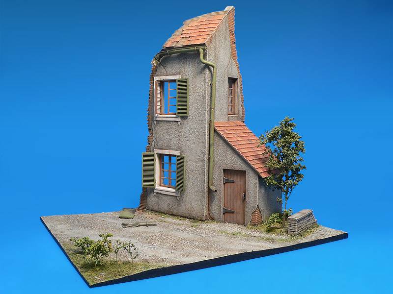 DIORAMA w/NORMANDY HOUSE – Image 2