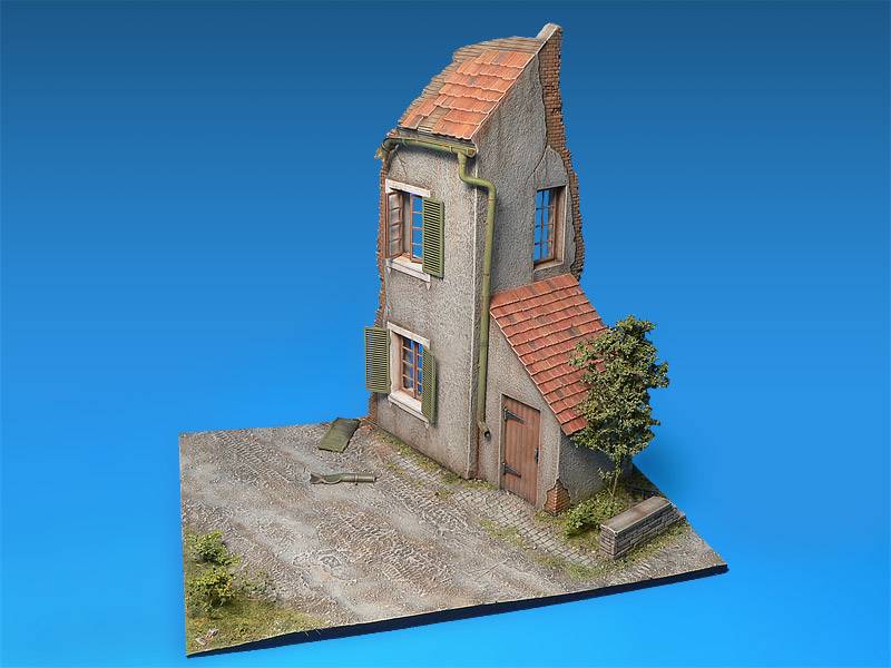 DIORAMA w/NORMANDY HOUSE – Image 5