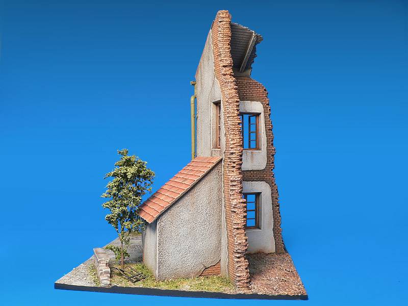 DIORAMA w/NORMANDY HOUSE – Image 6