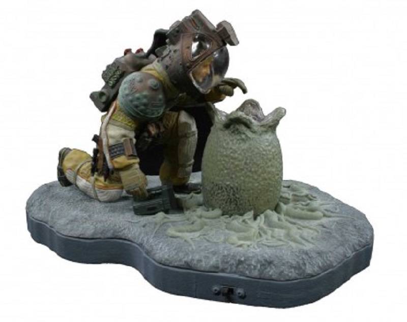 Alien Executive Officer Kane Figure – Image 4