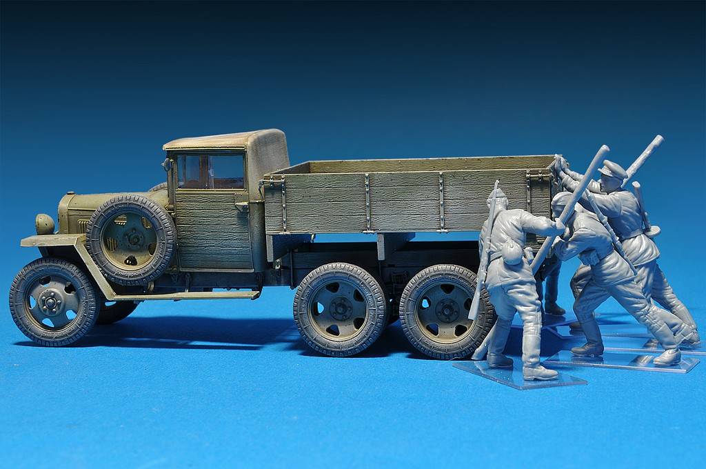 PUSHING SOVIET SOLDIERS – Image 5
