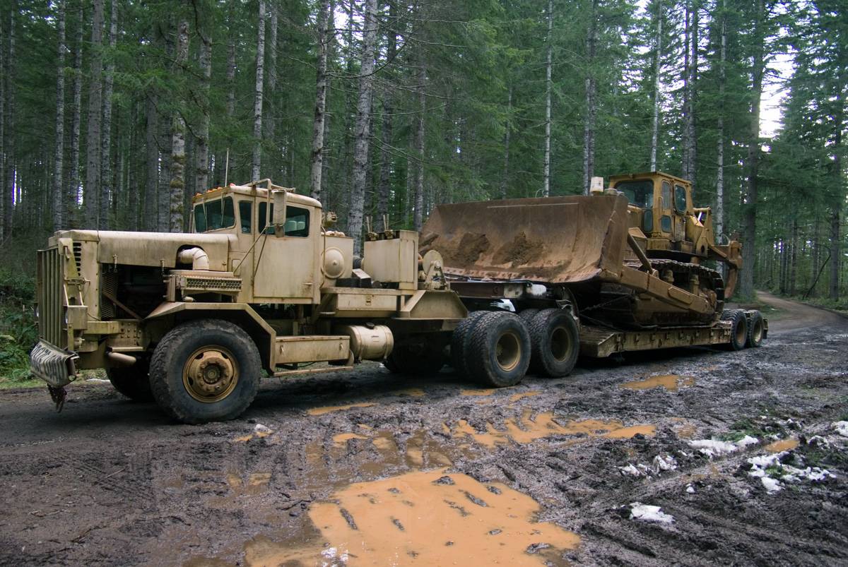 M911 C-HET (8X6) & M747 Heavy Equipment Semi-Trailer – Image 4