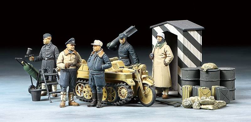 German Luftwaffe Crew (Winter) w/Kettenkraftrad – Image 2