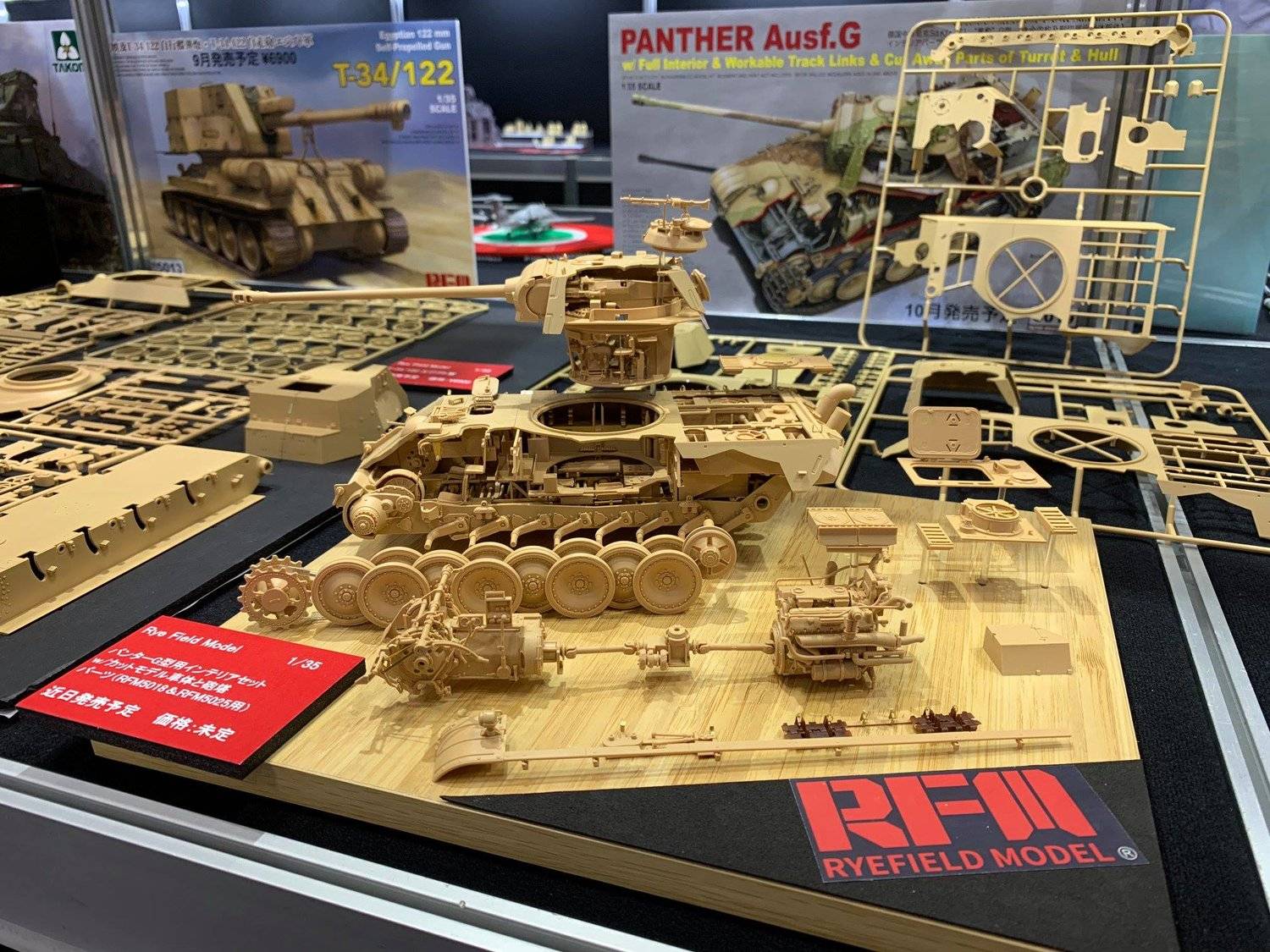Panther Ausf.G with full interior & cut away parts – Image 4