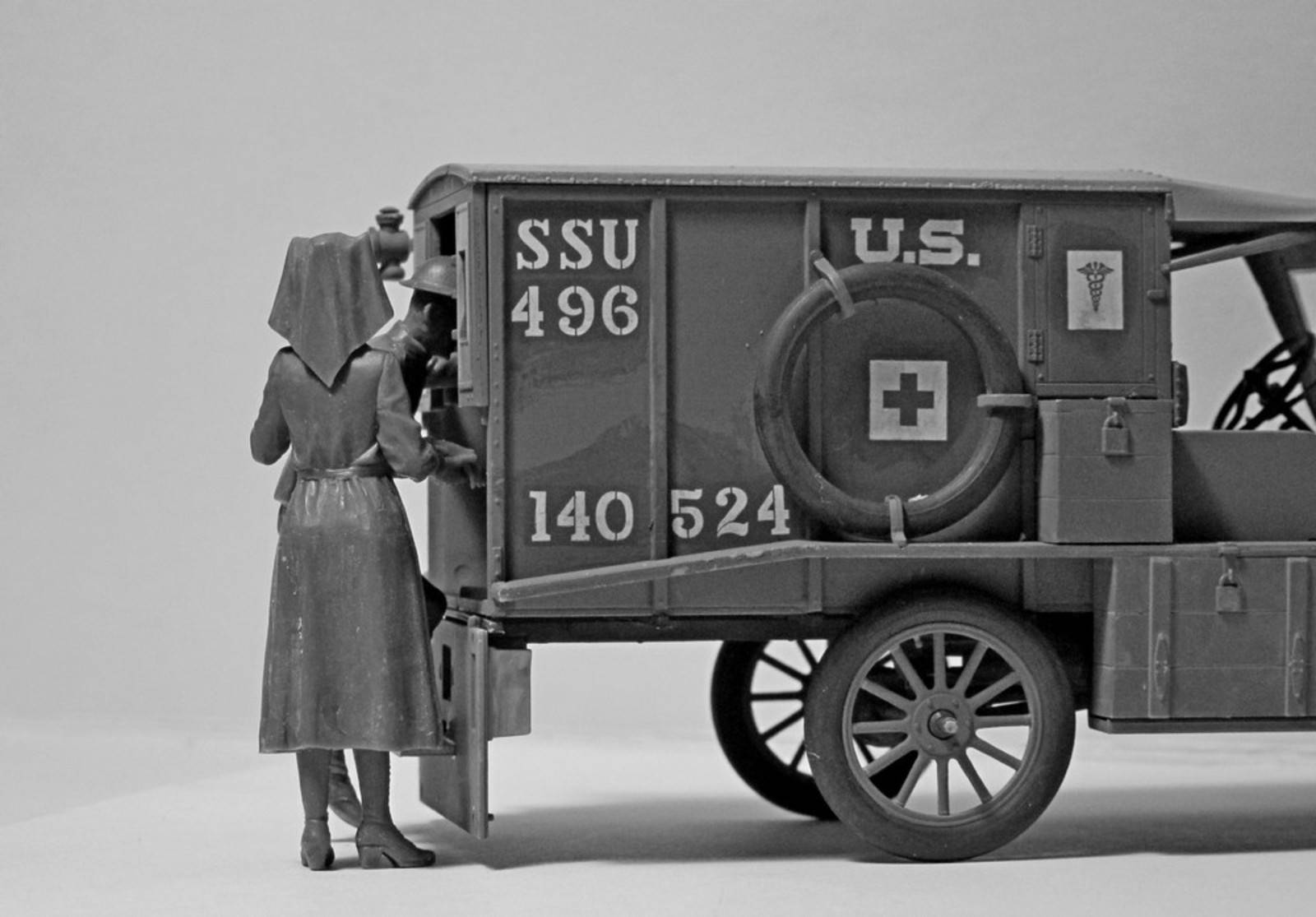 Model T 1917 Ambulance with US Medical Personnel – Image 14