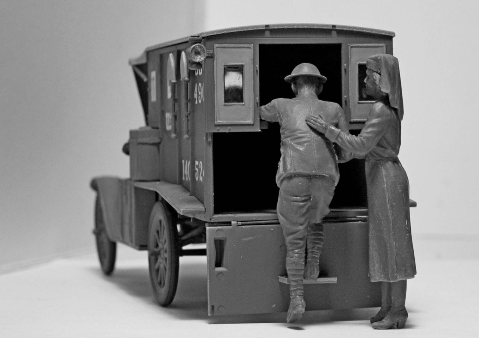 Model T 1917 Ambulance with US Medical Personnel – Image 17