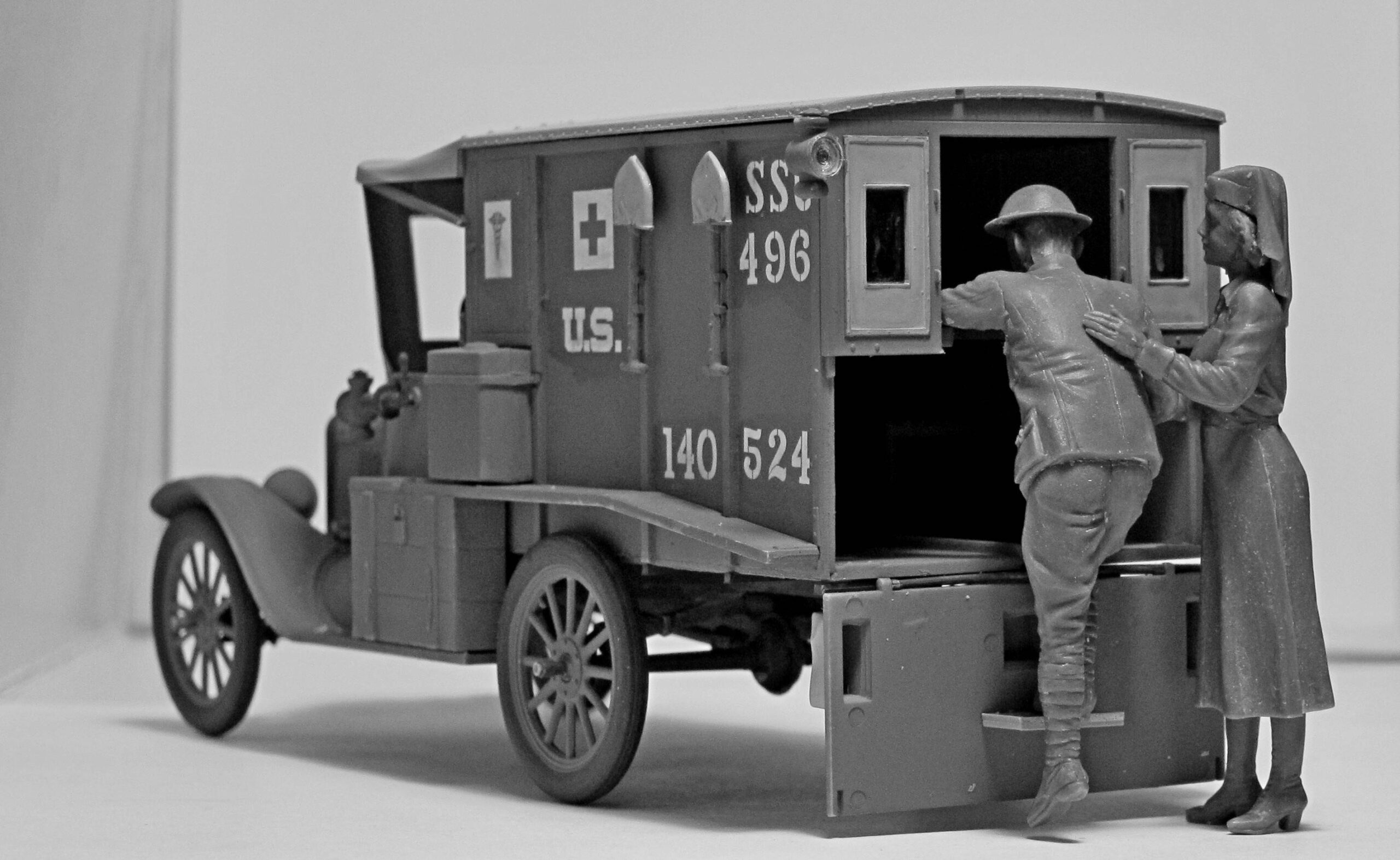 Model T 1917 Ambulance with US Medical Personnel – Image 18