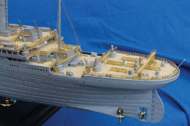 RMS Titanic Premium Edition With LED – Image 14
