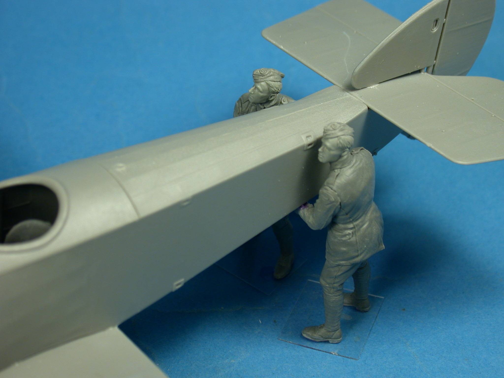 RFC Air Mechanics lifting the tail – Image 4