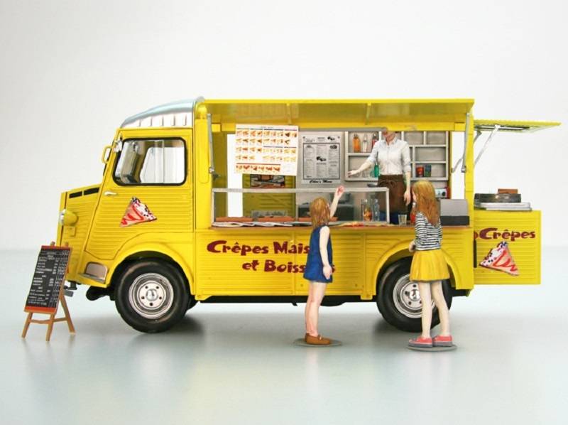 Citroen H Crepe mobile with figure – Image 4