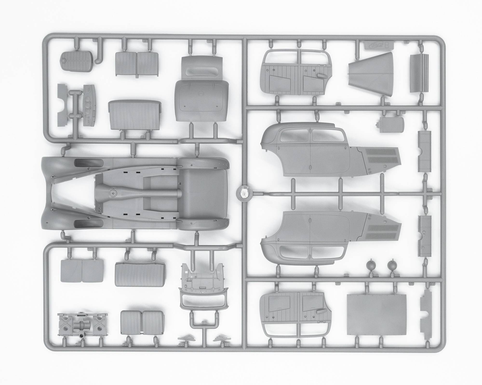 Typ 320 (W142) Saloon with German Staff Personnel – Image 3