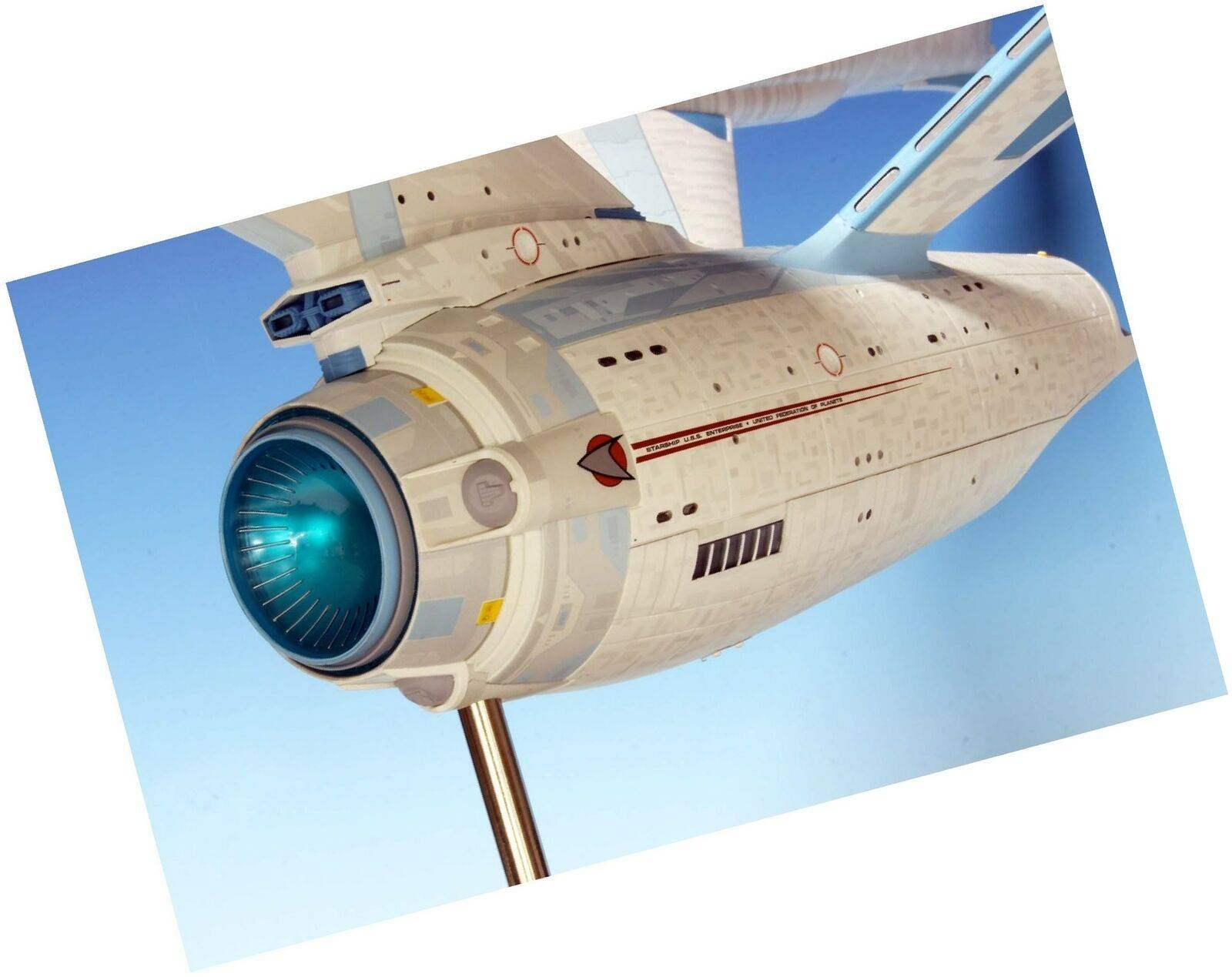 Star Trek U.S.S. Enterprise NCC-1701 Refit – Image 6