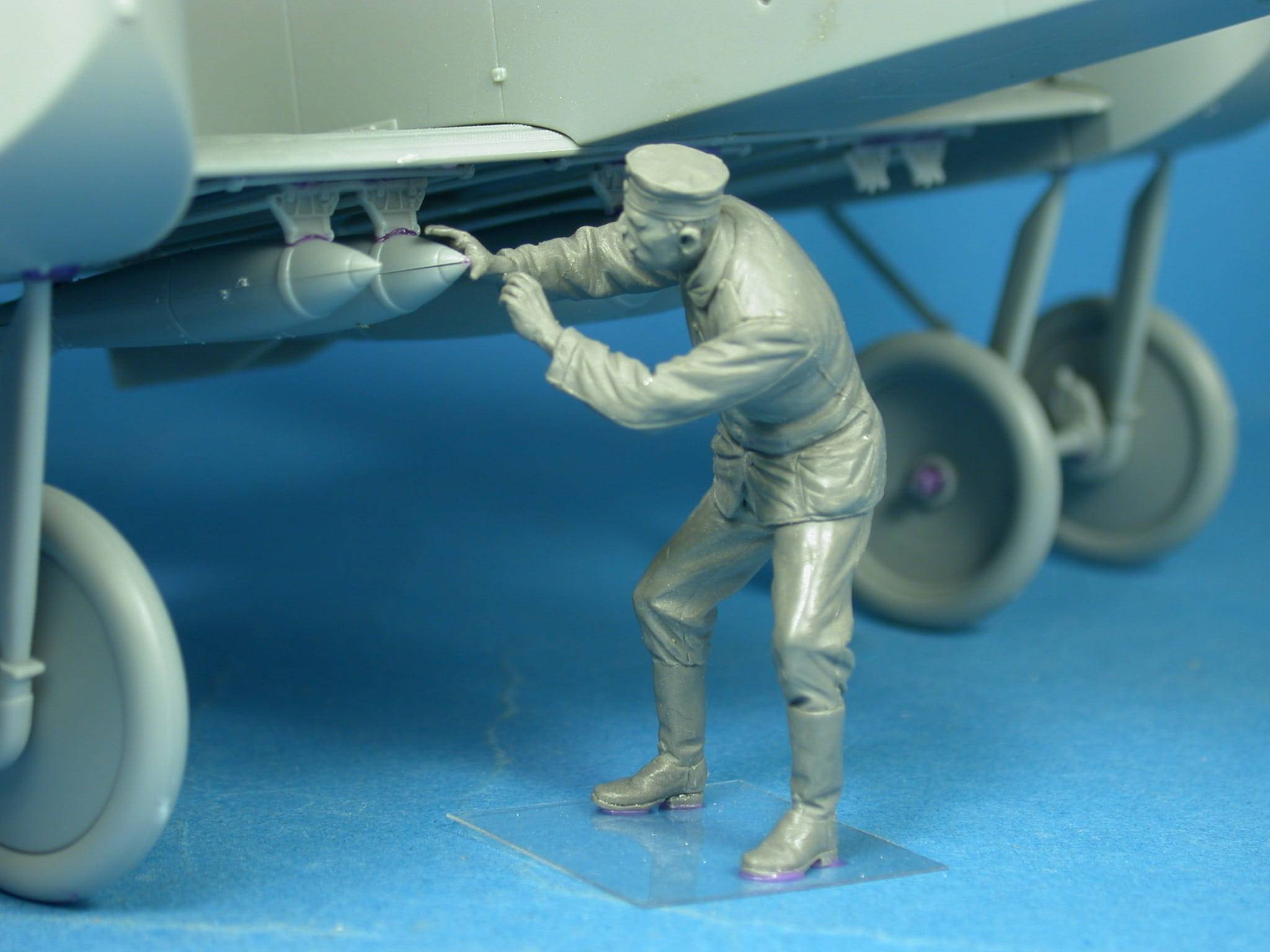 German bomber ground crewman N.1 – Image 2