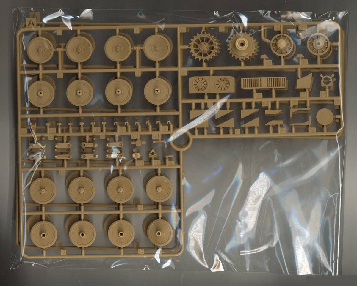 Pz.Kpfw.VI (7,5cm) Ausf.B (VK36.01) w/ workable track links – Image 9