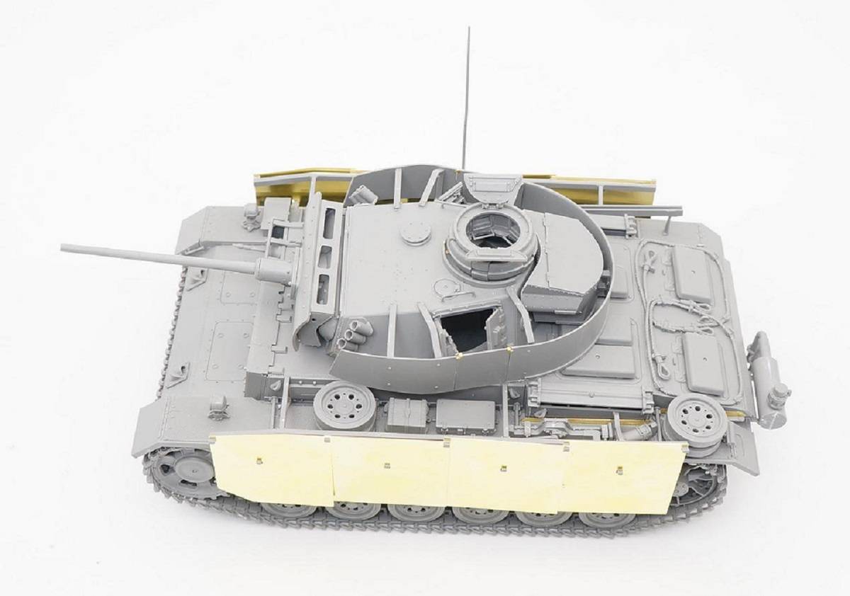 Pz.Kpfw.III Ausf.M mit schürzen – Image 8