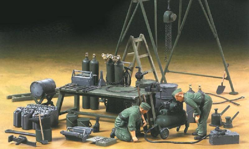 German Field Maintenance Team & Equipment Set – Image 2