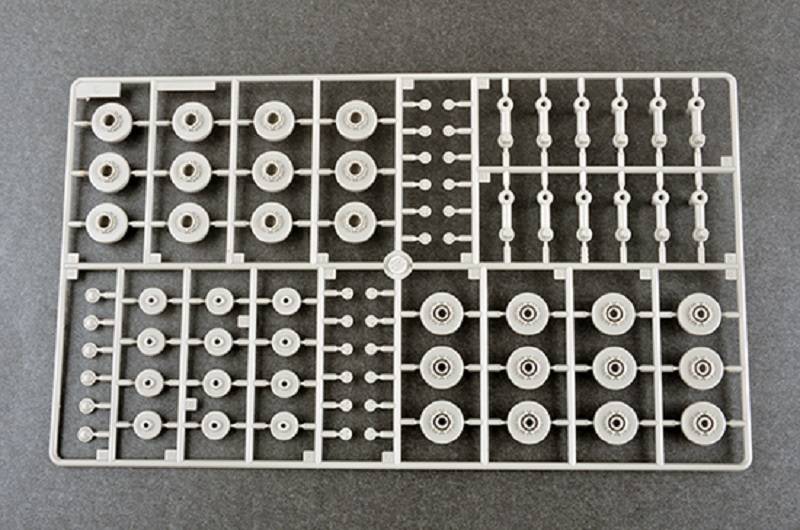 KV-1 1942 Simplified Turret Tank w/Tank Crew – Image 7