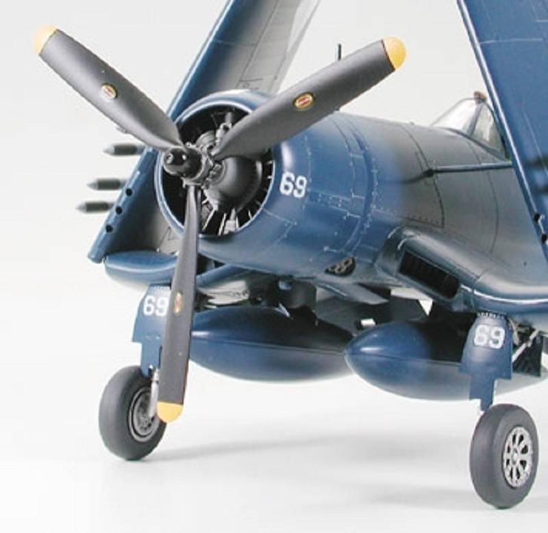 Vought F4U-1D Corsair w/Moto Tug – Image 5