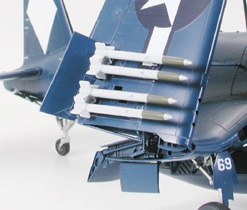 Vought F4U-1D Corsair w/Moto Tug – Image 7