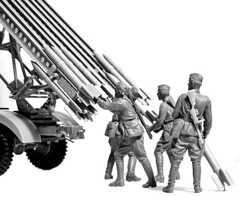 BM-13-16 on W.O.T. 8 chassis with Soviet Crew – Image 3