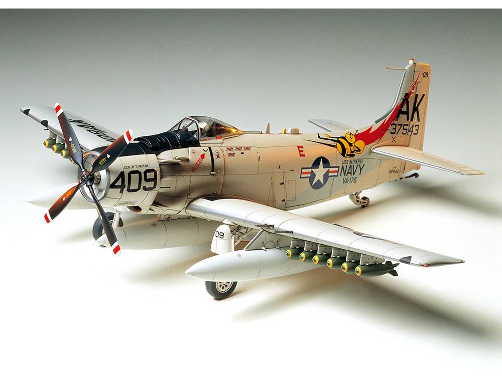 Douglas A-1H Skyraider U.S. Navy – Image 2
