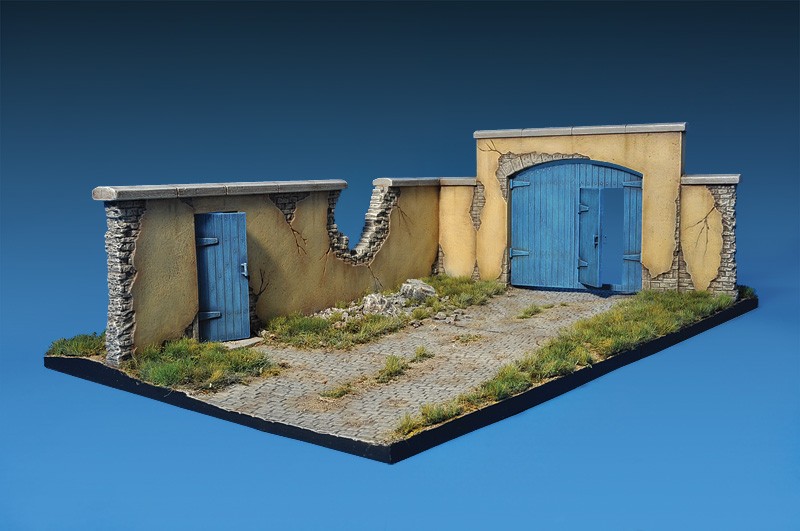 DIORAMA WITH FARM WALL – Image 2