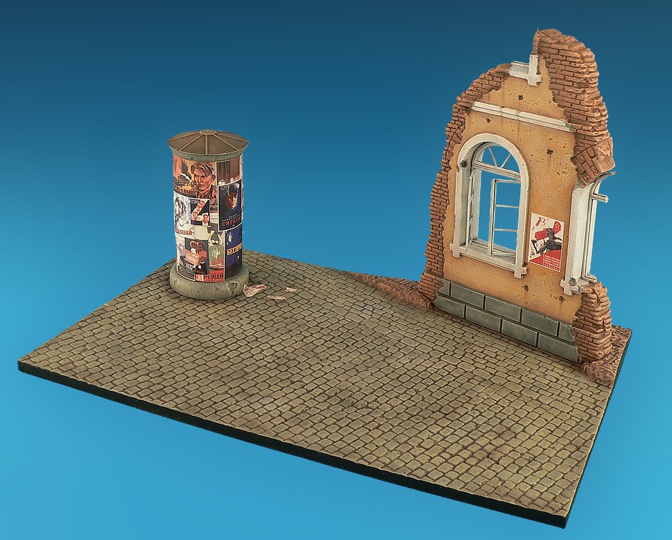 RUSSIAN STREET w/ADVERTISING COLUMN – Image 6