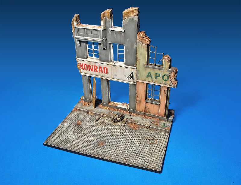 DIORAMA WITH RUINED BUILDINGS – Image 2