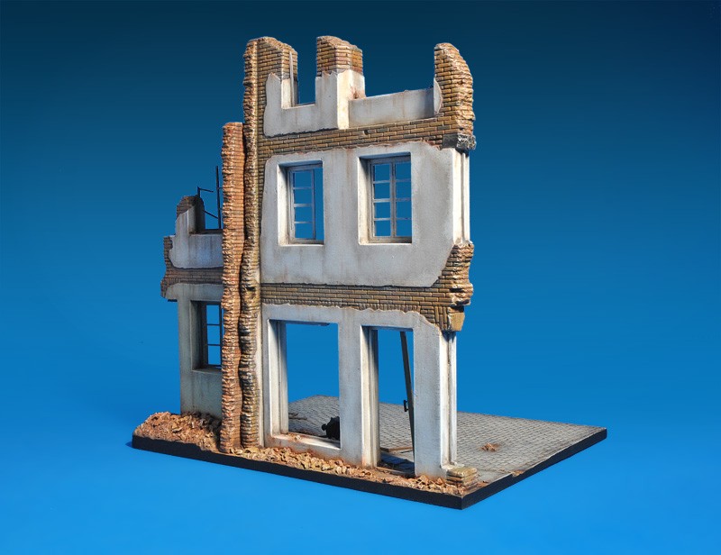 DIORAMA WITH RUINED BUILDINGS – Image 3