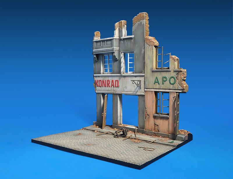 DIORAMA WITH RUINED BUILDINGS – Image 6