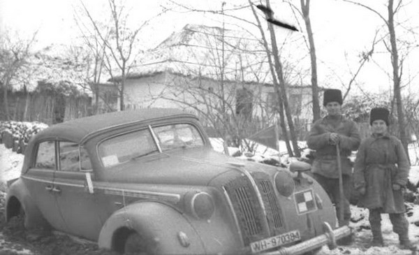 Admiral Cabriolet - WWII German Staff Car with Figures – Image 8