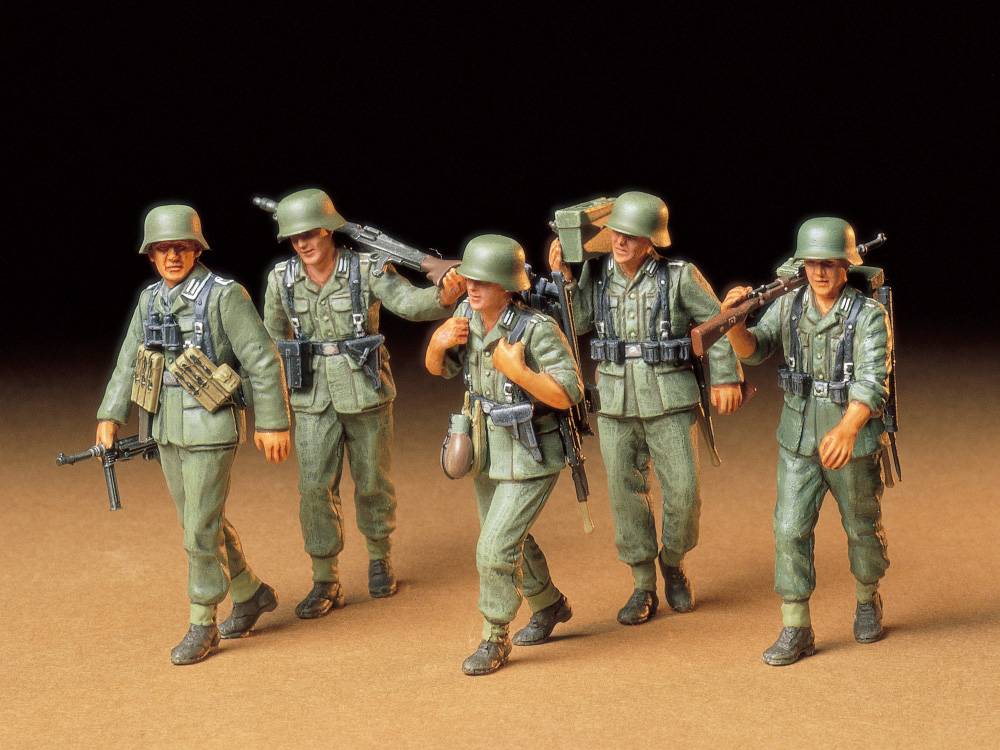German Machine Gun Crew On Maneuver – Image 2
