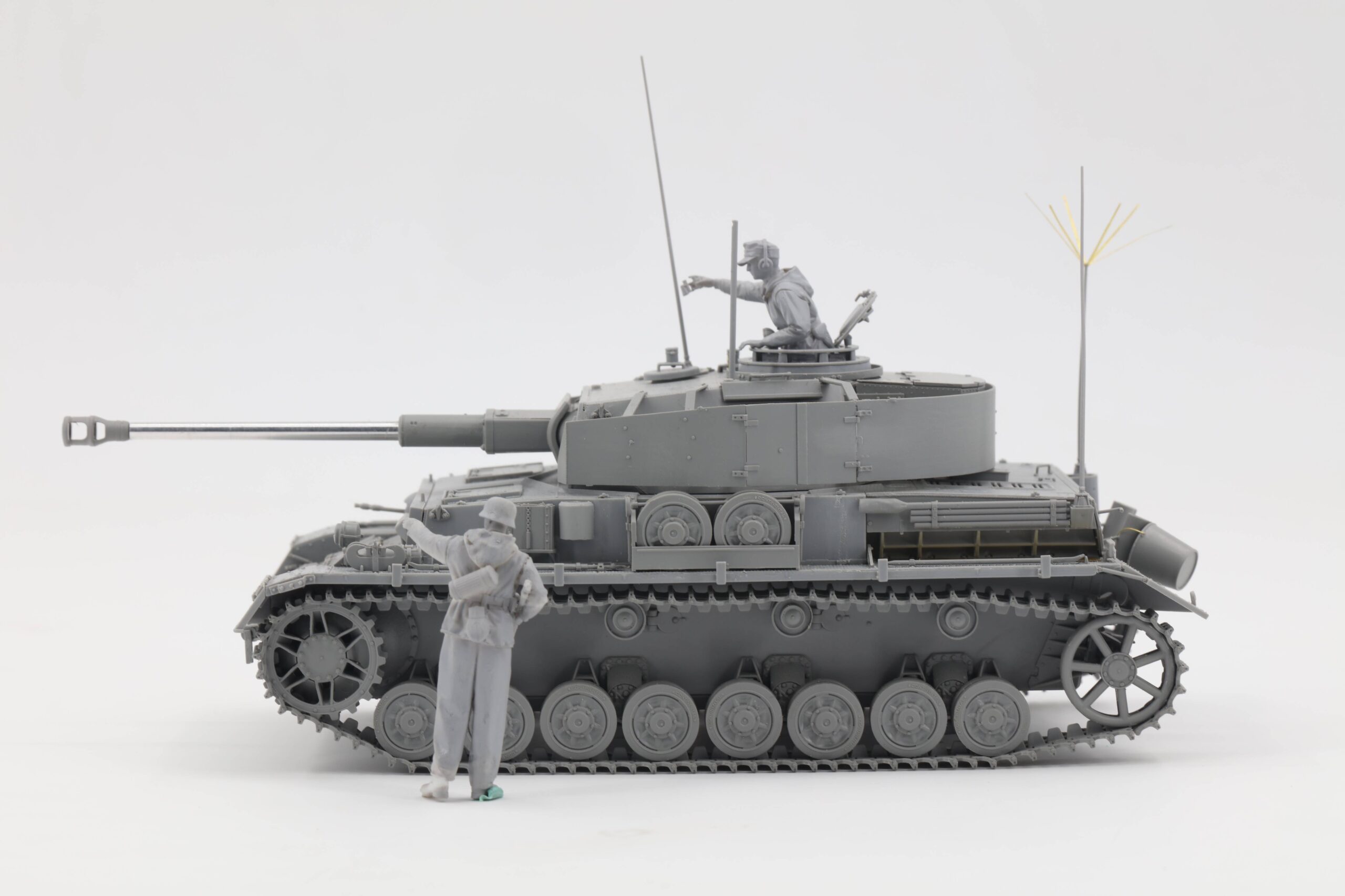 Pz.Beob.Wg. IV Ausf. J w/Commander&Infantry – Image 2