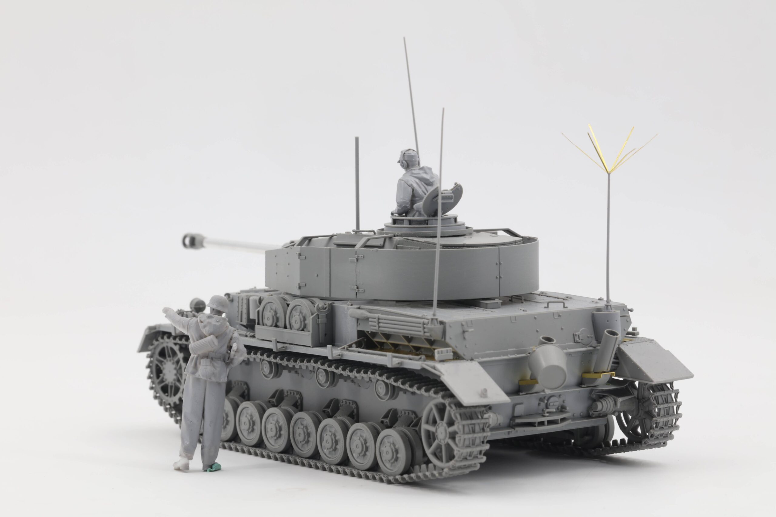 Pz.Beob.Wg. IV Ausf. J w/Commander&Infantry – Image 3