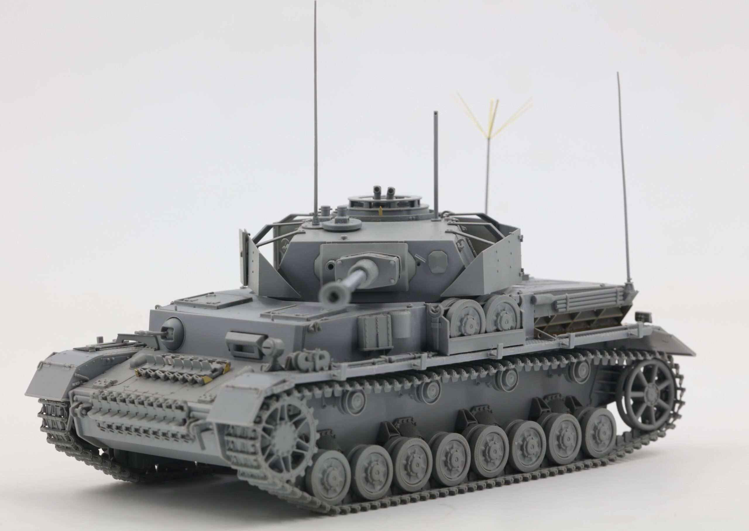 Pz.Beob.Wg. IV Ausf. J w/Commander&Infantry – Image 7