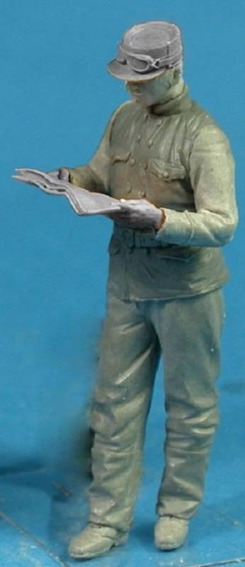 Belgian Armoured car officer with a map – Image 2