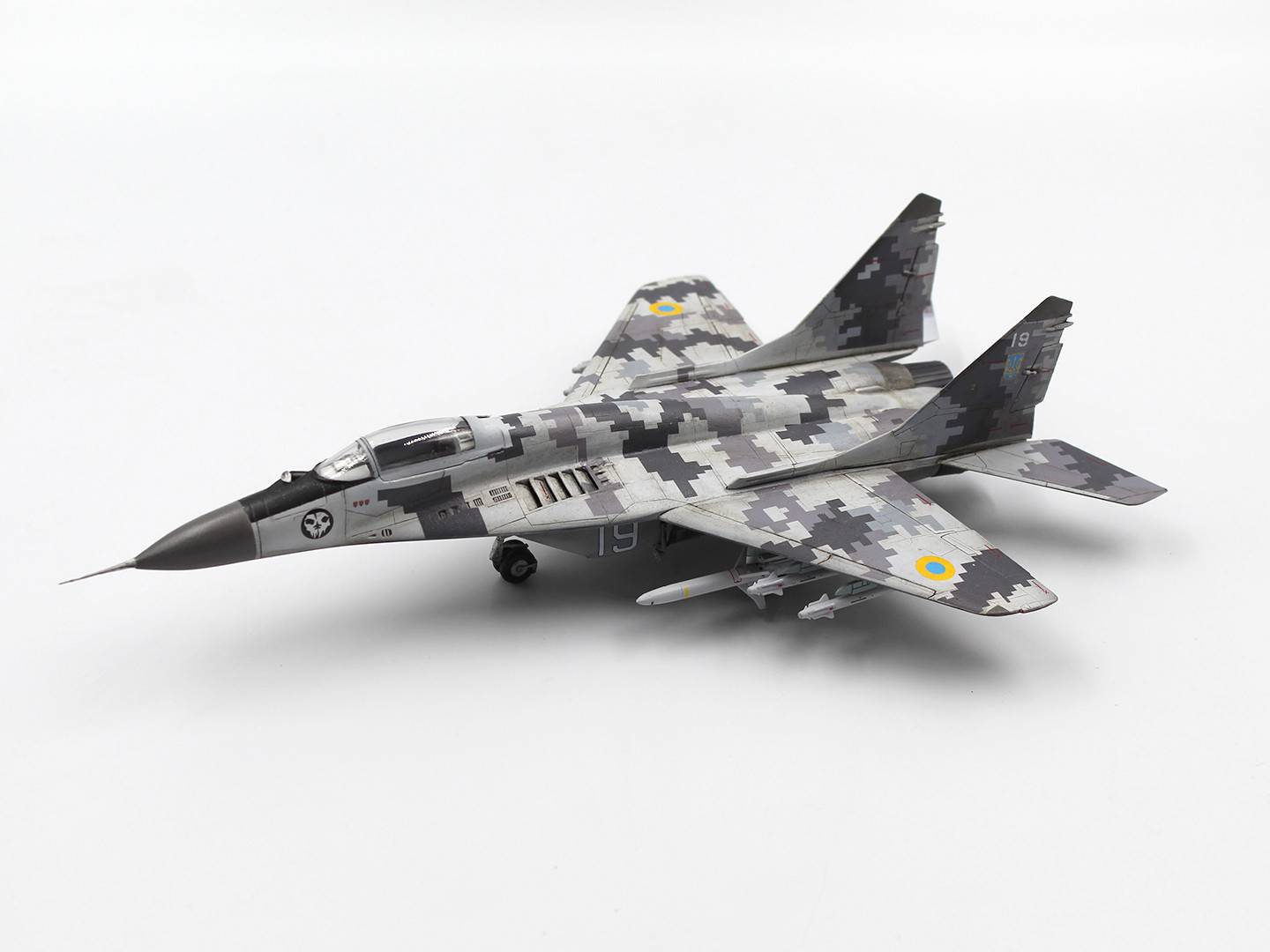 “Radar Hunter” MiG-29 “9-13” Ukrainian Fighter with HARM missiles – Image 2