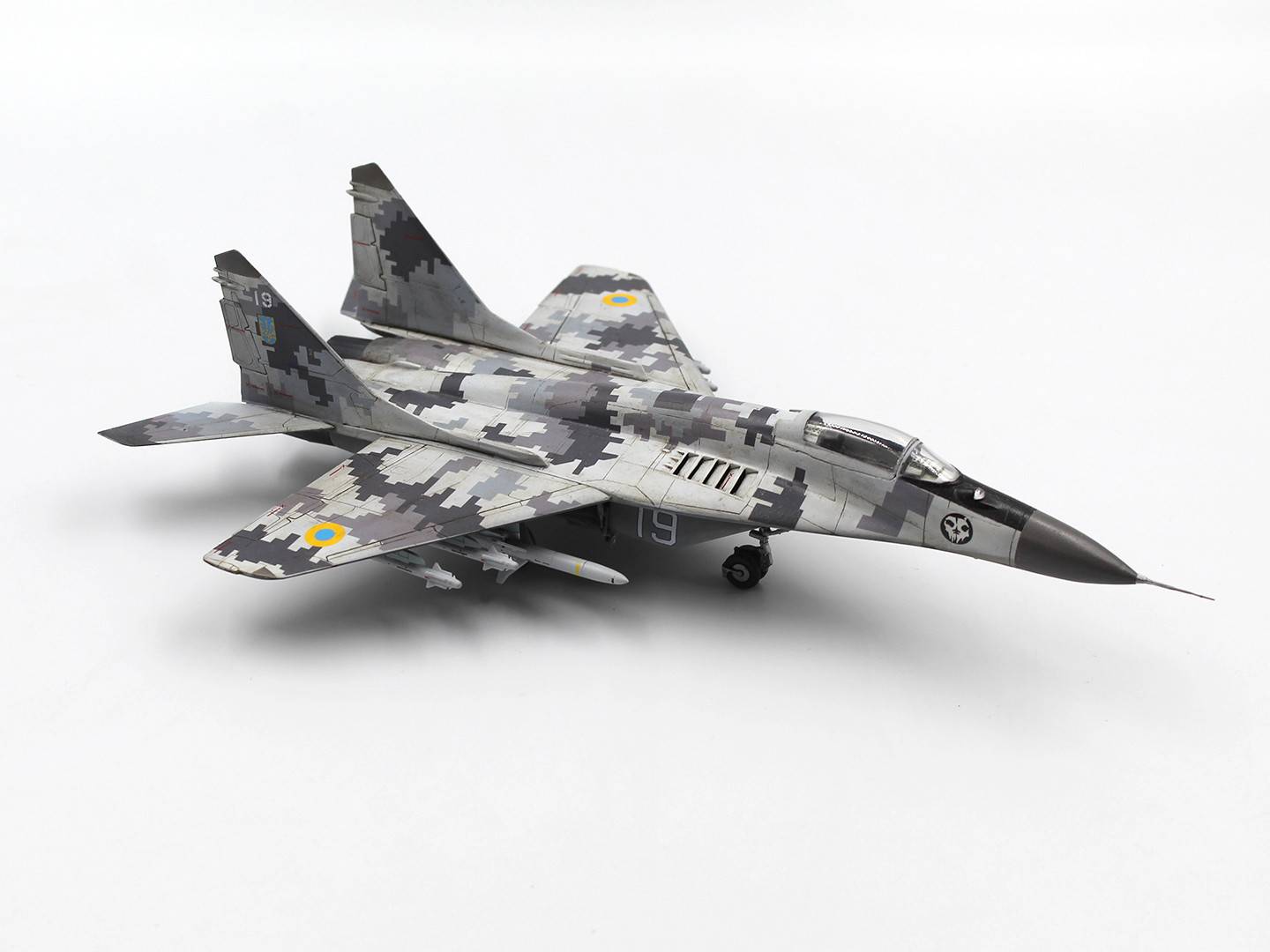 “Radar Hunter” MiG-29 “9-13” Ukrainian Fighter with HARM missiles – Image 3