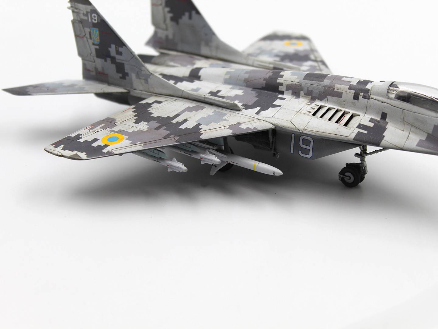 “Radar Hunter” MiG-29 “9-13” Ukrainian Fighter with HARM missiles – Image 4