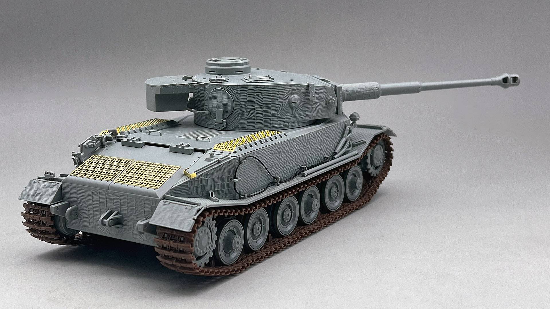 Panzerbefehlswagen Tiger (P) 003 w/Zimmerit in May 1944 – Image 4